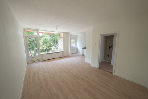 Woonkamer met balkon op ZW